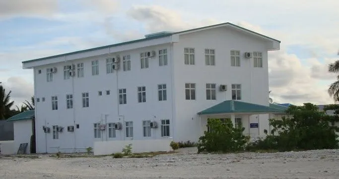 ފަޅުރަށަކަށް ގޮސްއުޅުނު މީހަކު ކުއްލިއަކަށް ހާލު ދެރަވެ ނިޔާވެއްޖެ 