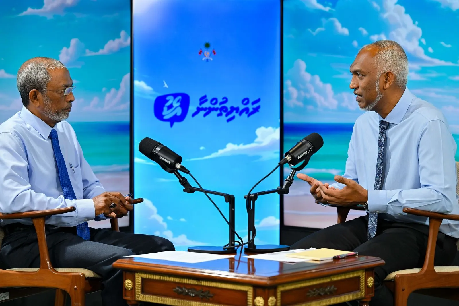 ރައްޔިތުންނާއެކު ޕޮޑްކާސްޓްގައި ރައީސް މުޢިއްޒު ވާހަކަ ދައްކަވަނީ: ފޮޓޯ/ ރައީސް އޮފީސް