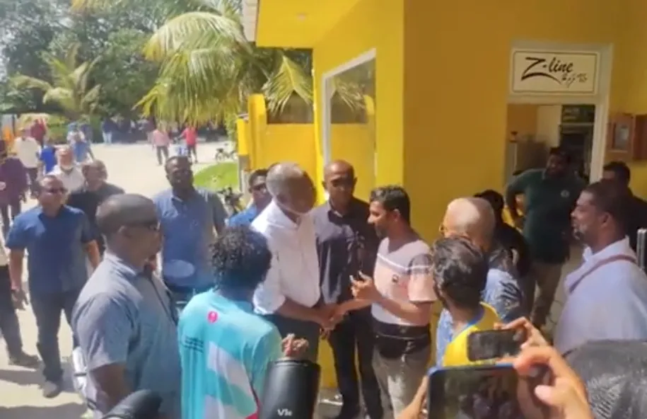 ހިތާދޫގައި މުޢިއްޒާއި ދެކޮޅަށް އަޑުއުފުލި އެމްޑީޕީ މީހުންނާއި ސަލާމްކުރައްވައި މިފަހަރުވެސް ދެއްކެވީ ރީތި ނަމުނާއެއް!