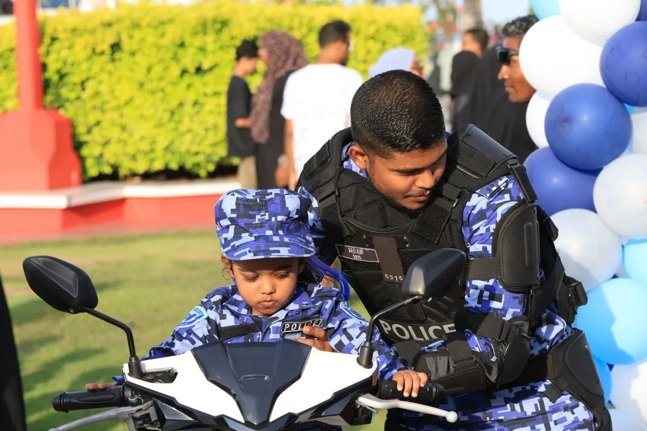 މީގެ ކުރިން ބޭއްވި ކުޑަކުދިންގެ ހަވީރެއްގައި ފުލުހުން ބައިވެރިވަނީ -- ފޮޓޯ: ޕޮލިސް