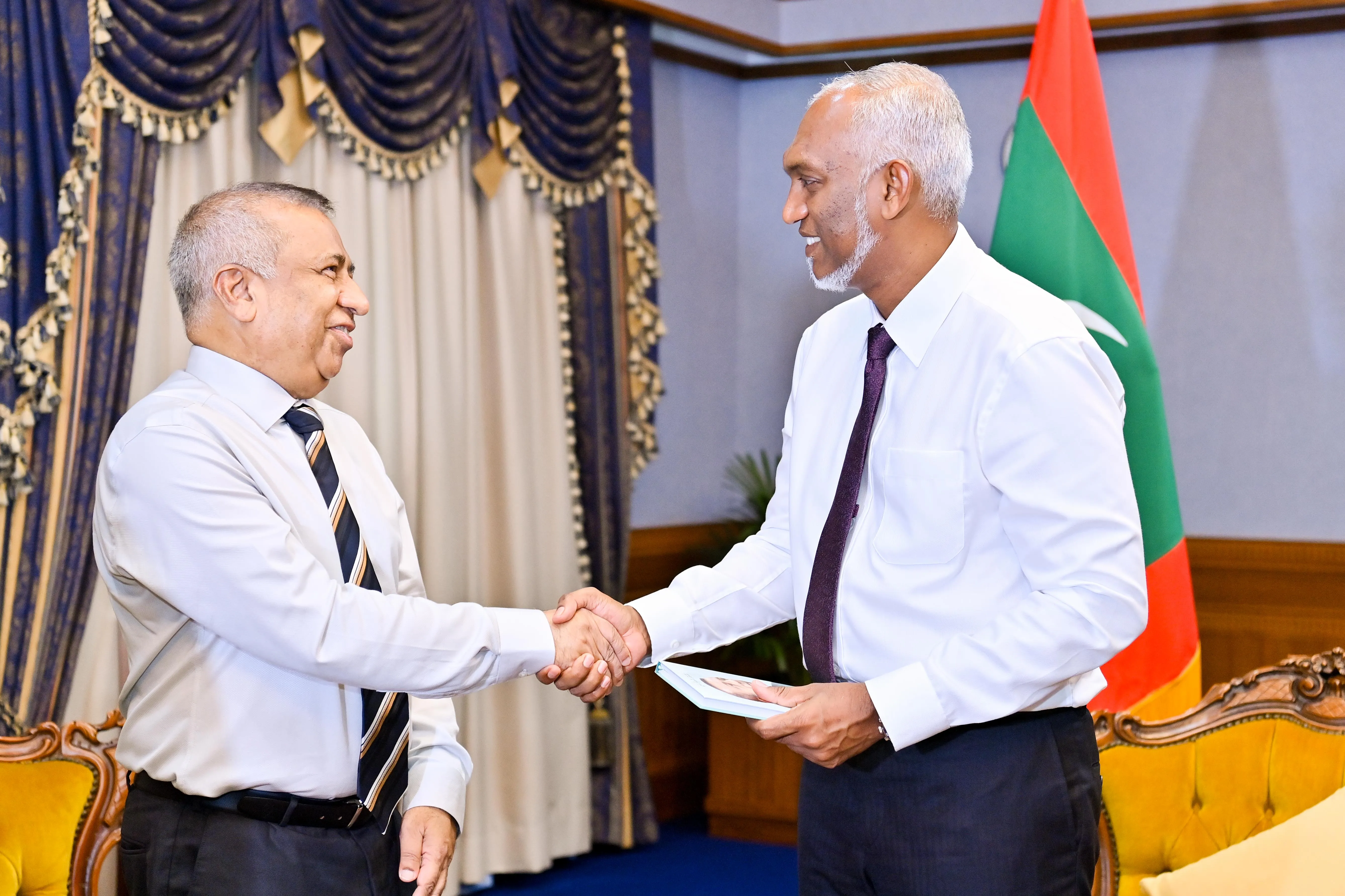 ފުޢާދު ތައުފީޤުގެ ބަޔޯގްރަފީ ފޮތް ރައީސުލްޖުމްހޫރިއްޔާއަށް ހަދިޔާ ކުރައްވައިފި