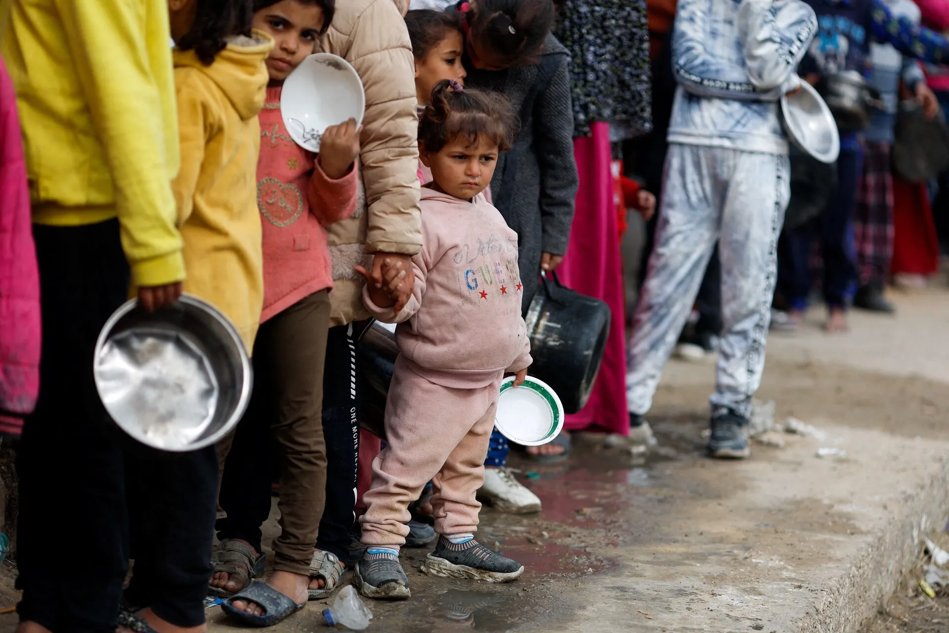 Palestinians stand in a line as they wait to receive food amid shortages of food supplies, in Rafah in the southern Gaza Strip, January 17 (Photo/ REUTERS/Mohammed Salem)