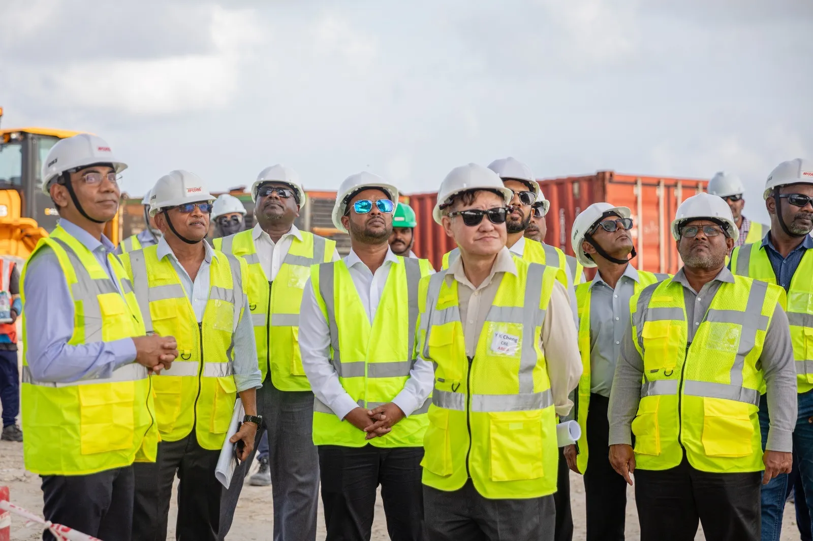 އިންޑިއާ އިން ރާއްޖެއަށް ކަނޑައަޅުއްވާފައިހުންނަވާ ސަފީރު، ތިލަމާލެ ބްރިޖު މަޝްރޫޢުގެ ސައިޓަށް ޒިޔާރާތްކުރެއްވުން — ފޮޓޯ: