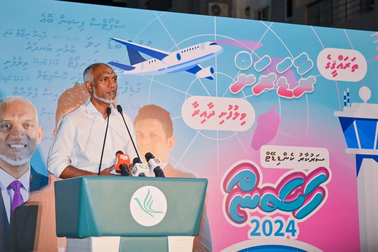 ވިލުފުށީ ދާއިރާއަށް ވާދަކުރައްވާ ސަރުކާރު ކެންޑިޑޭޓް ކެމްޕެއިން ޖަގަހަ ހުޅުވުމުގެ ޖަލްސާގައި ރައީސް ވާހަކަފުޅު ދައްކަވަނީ -- ފޮޓޯ: ވޮއިސް