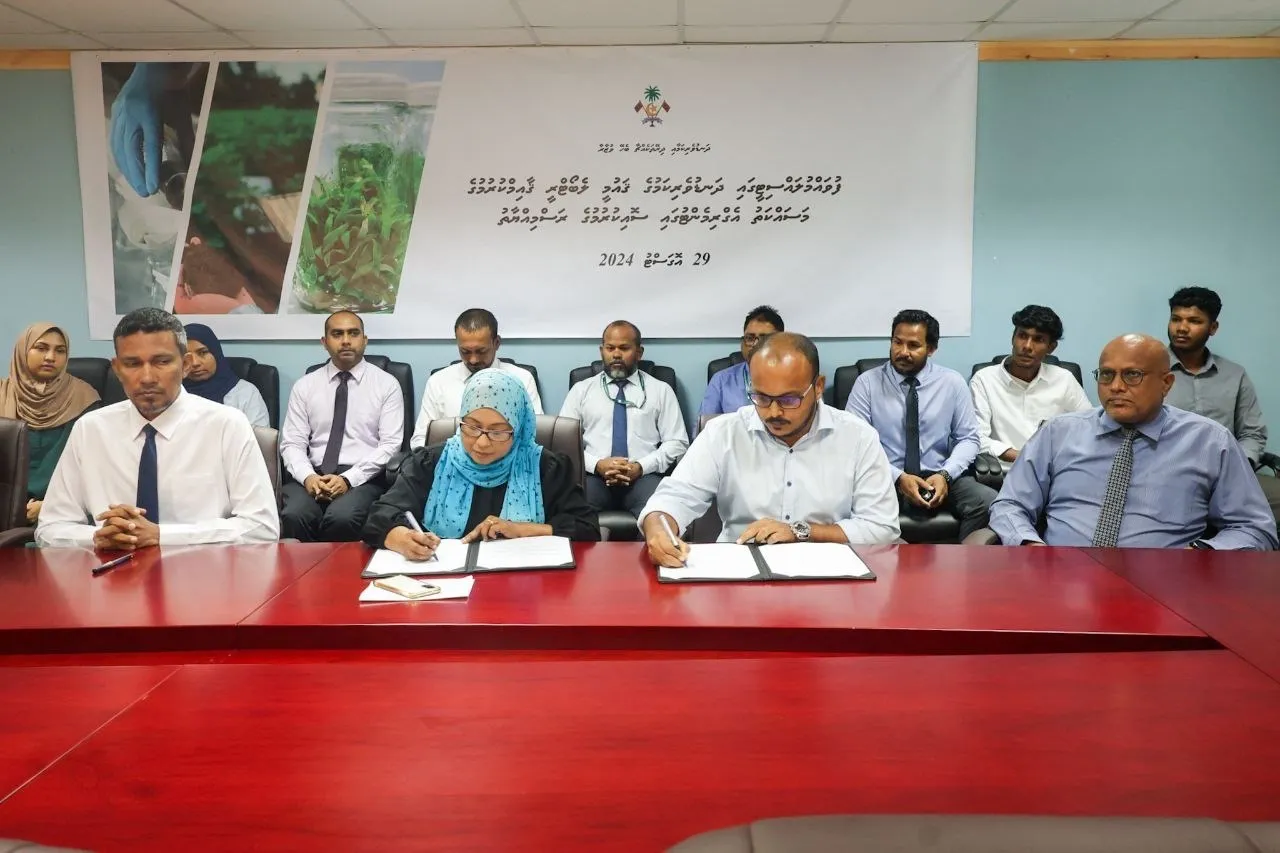 ފުވައްމުލައް ސިޓީގައި ދަނޑުވެރިކަމުގެ ޤައުމީ ލެބޯޓްރީ ޤާއިމްކުރުމުގެ މަސައްކަތު އެގްރިމެންޓުގައި ސޮއި ކުރުން: ފޮަޓޯ/ ދަނޑުވެރިކަމާބެހޭ ވުޒާރާ