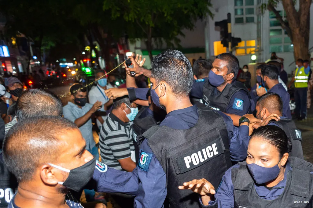 ނޫސްވެރިންނަށާއި އެއްވެ އުޅުމުގެ މިނިވަންކަމަށް ފުލުހުން ހުރަސްއެޅުން ޓްރާންސްޕޭރެންސީ އިން ކުށްވެރިކޮށްފި