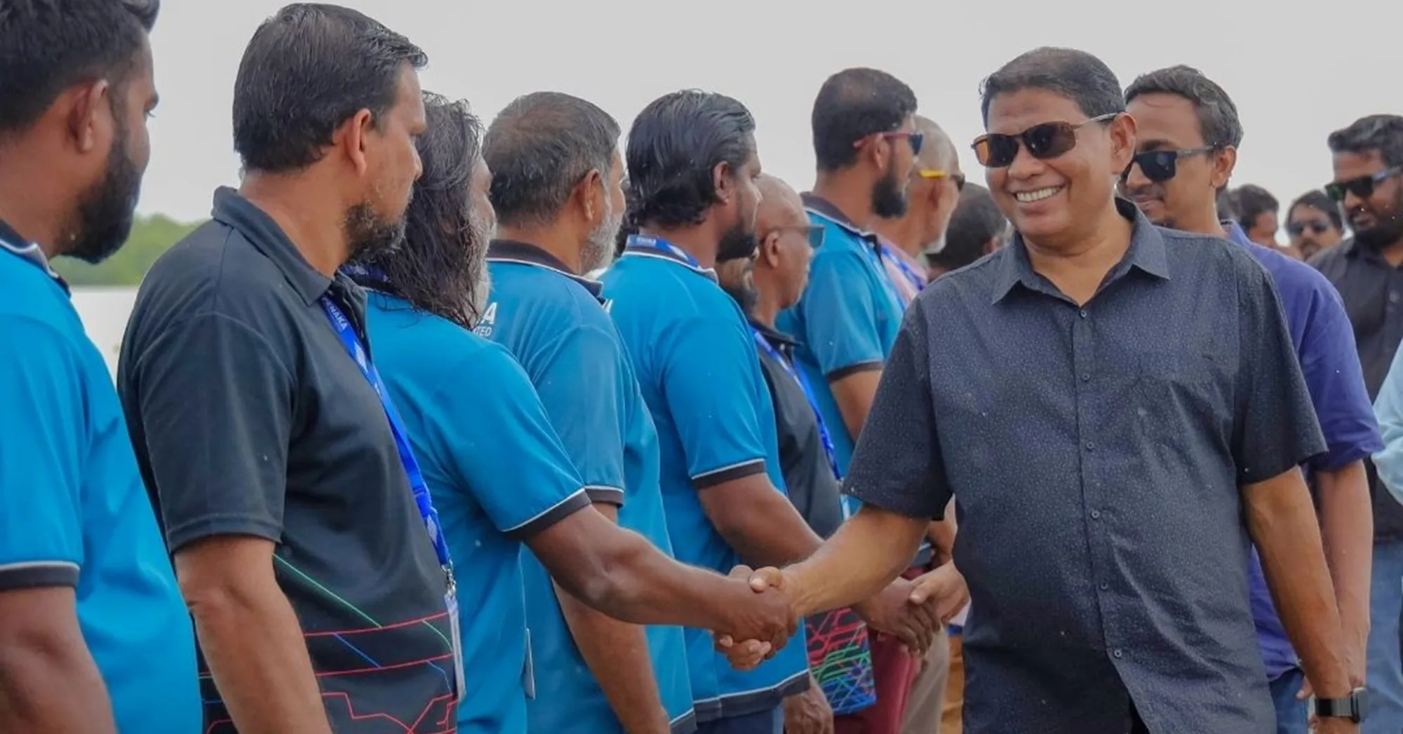 ފެނަކައިގެ މެނޭޖިން ޑިރެކްޓަރ އަފީފް ހއ. ބާރަށަށް ކުރި ޒިޔާރަތެއްގެ ތެރެއިން އެ ރަށު ފެނަކަ މުވައްޒަފުންނާއެކު - ފޮޓޯ: ފެނަކަ