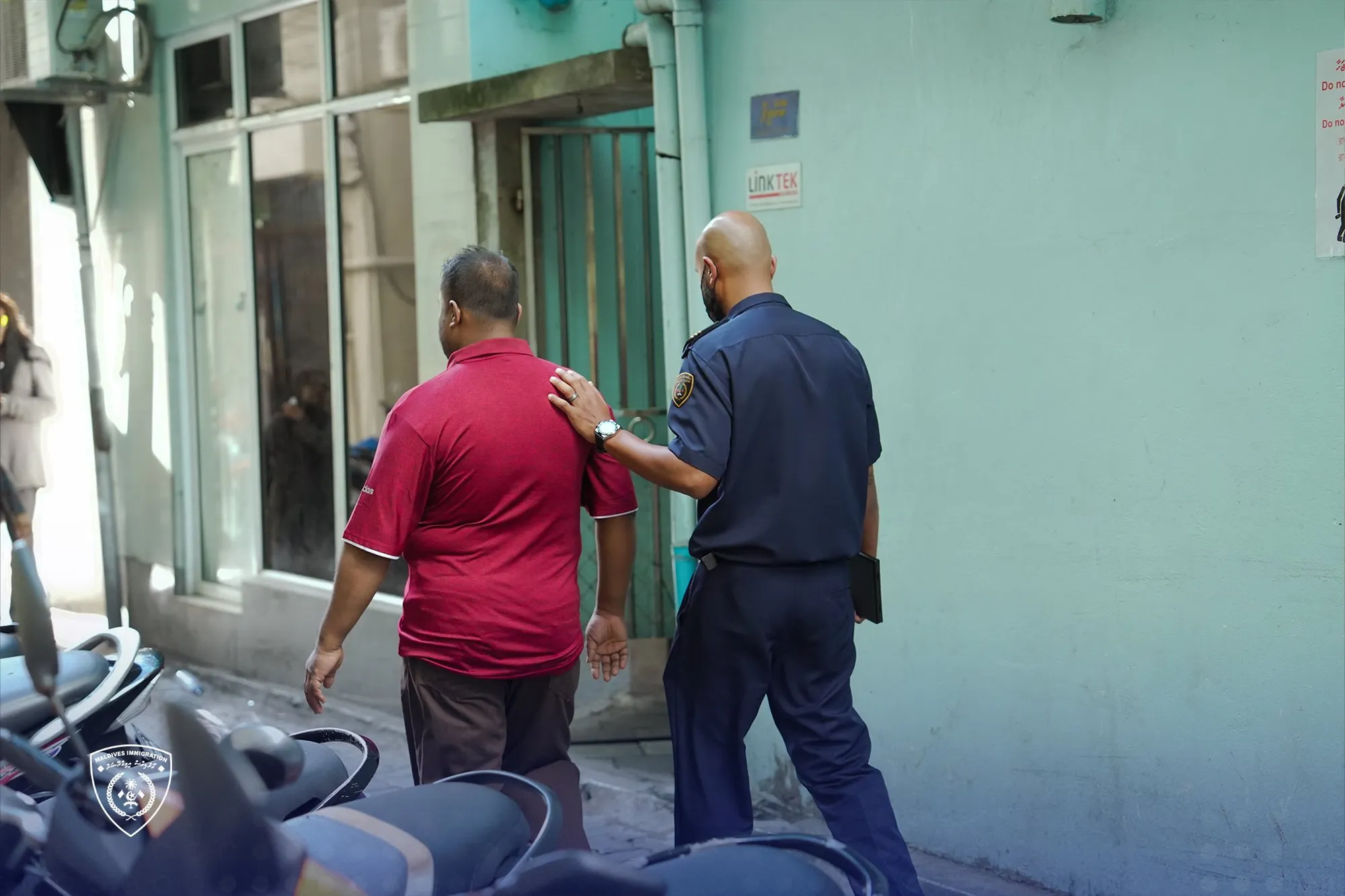 ނުގަވައިދުން އުޅުނު ބިދޭސީއަކު އިމިގްރޭޝަންގެ ބެލުމުގެ ދަށަށް ގެންދަނީ -- ފޮޓޯ: އިމިގްރޭޝަން