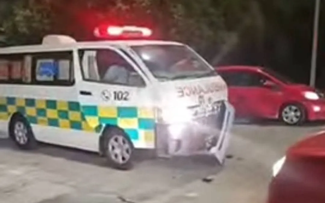 އެކްސިޑެންޓެއްގައި އަނިޔާވި މީހުން ގޮވައިގެން  ދަނިކޮށް އެމްބިއުލާންސްވެސް އެކްސިޑެންޓްވެއްޖެ