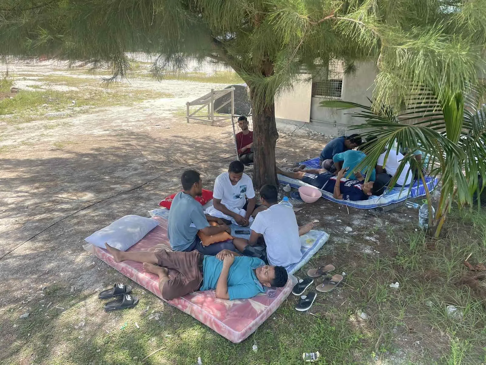 ކަރަންޓް ކަނޑާލުމުގެ ސަބަބުން މިފްކޯ މުވައްޒަފުން އެކޮމޮޑޭޝަން ބްލޮކުން ބޭރުގައި