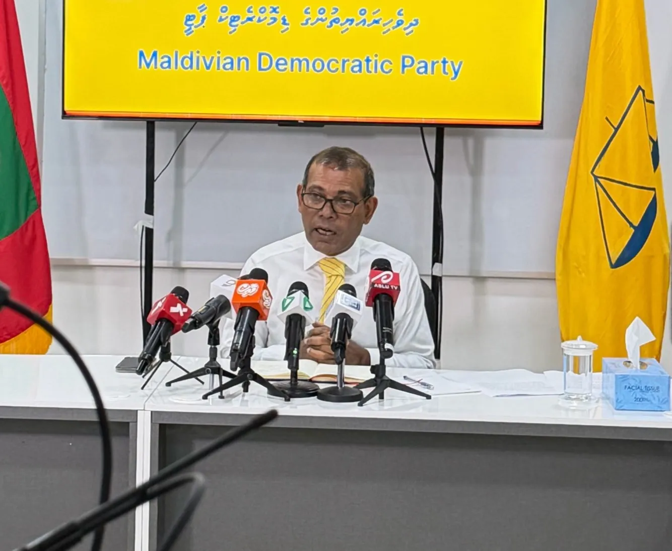 މިސަރުކާރުން ގެންދަނީ ރާއްޖެ ބަނގުރޫޓް ކުރަމުން ކަމުގައި ކުރީގެ ރައީސް ނަޝީދު ވިދާޅުވެއްޖެ