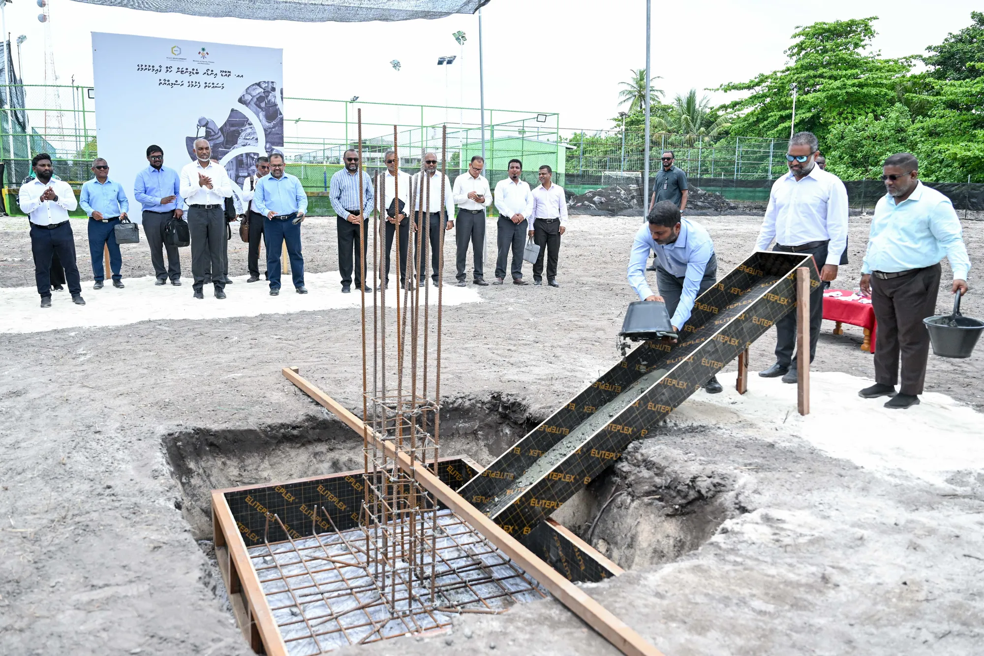 އއ.ތޮއްޑޫގެ  އިންޑޯރ ބެޑްމިންޓަން ހޯލްގެ ބިންގާ އެޅުން... ފޮޓޯ: ރައީސް އޮފީސް
