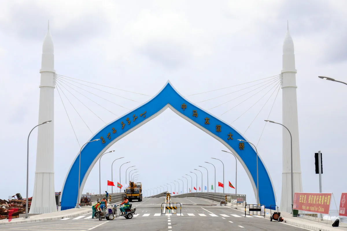 ސިނަމާލެ ބްރިޖުމަތިން ކަނޑަށް ފުންމާލި މީހަކު ސަލާމަތް ކޮށްފި