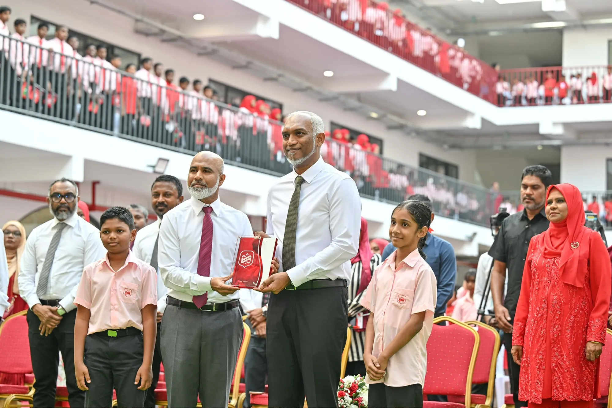ޝަހީދު އަލީ ސްކޫލު ހުޅުވުމުގެ ރަސްމިއްޔާތުގެ ތެރެއިން: ރައީސް ޑރ. މުޙައްމަދު މުއިއްޒާއި އެޑިއުކޭޝަން މިނިސްޓަރު އިސްމާއިލް ޝަފީއު/ ފޮޓޯ: ރައީސް އޮފީސް