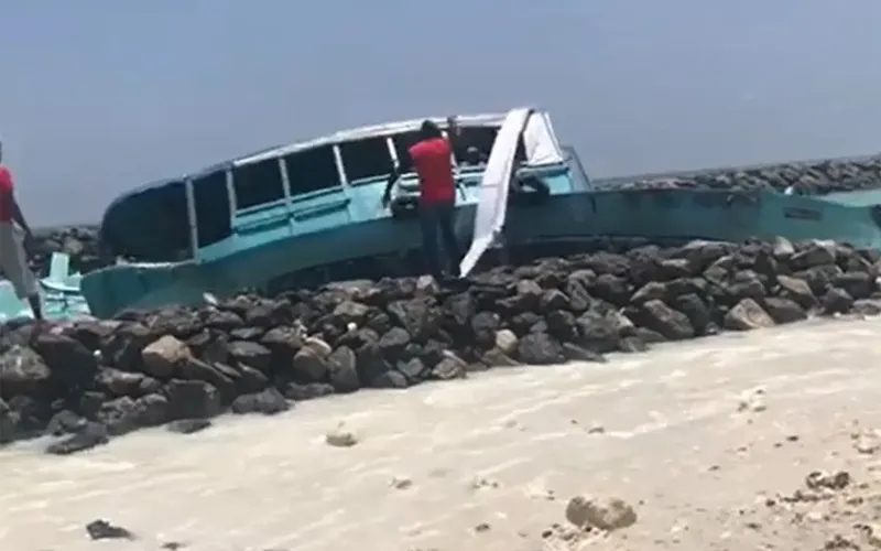 ކުމުންދޫ ނެރުމައްޗަށް ދޯންޏެއް އަރާ މީހެއްގެ އަތް ބިނދި މުދަލަށް ބޮޑެތި ގެއްލުންތަކެއް
