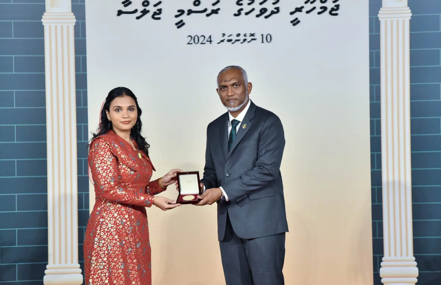 މަތީ ދަރަޖަ ހޯދި ފަރާތަކަށް މީގެ ކުރިން އިނާމް ދެއްވުމުގެ ތެރެއިން... ފޮޓޯ: ރައީސް އޮފީސް