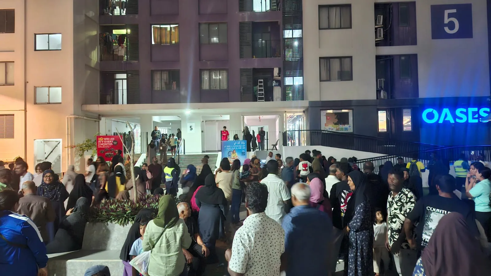 Residents exit Hiyaa Tower 5 following a fire incident last night. (Photo/Voice)