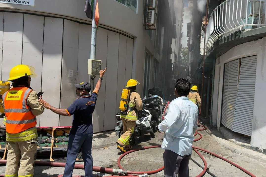 ހިޔާރޯދީގައި ހިނގި އަލިފާނުގެ ހާދިސާ ކޮންޓްރޯލް ކުރުމުގައި ސިފައިން ހަރަކާތްތެރިވަނީ - ފައިލް ފޮޓޯ: އެމްއެންޑީއެފް