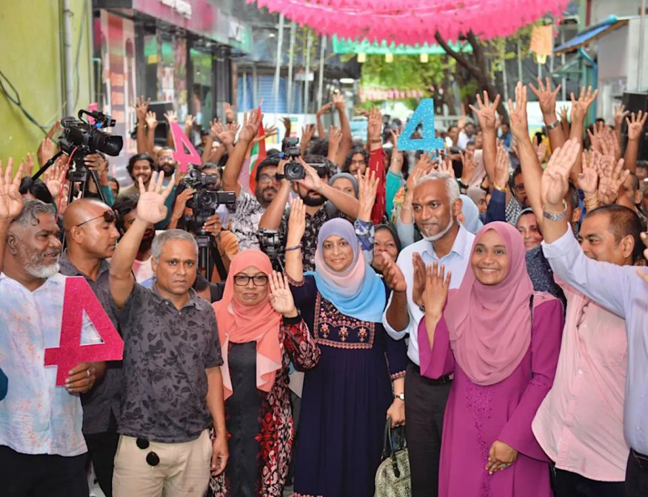 ޑިމޮކްރެެޓްސްގެ ޝަފީއާގެ ތާއީދު ވެސް ޑރ. މުޢިއްޒަށް