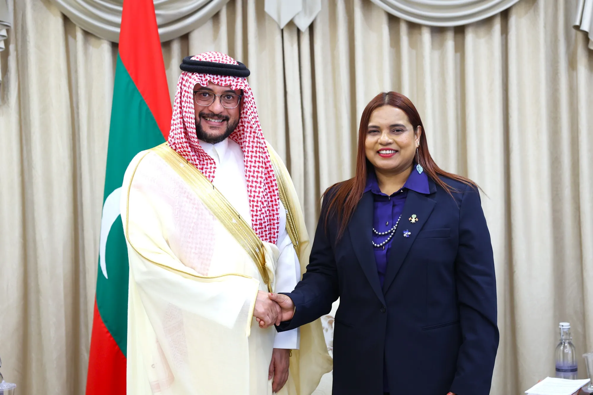ދިވެހި ޚާރިޖީ ވަޒީރު ސައުދީ ސަފީރާއެކު - ފޮޓޯ: ޚާރިޖީ ވުޒާރާ