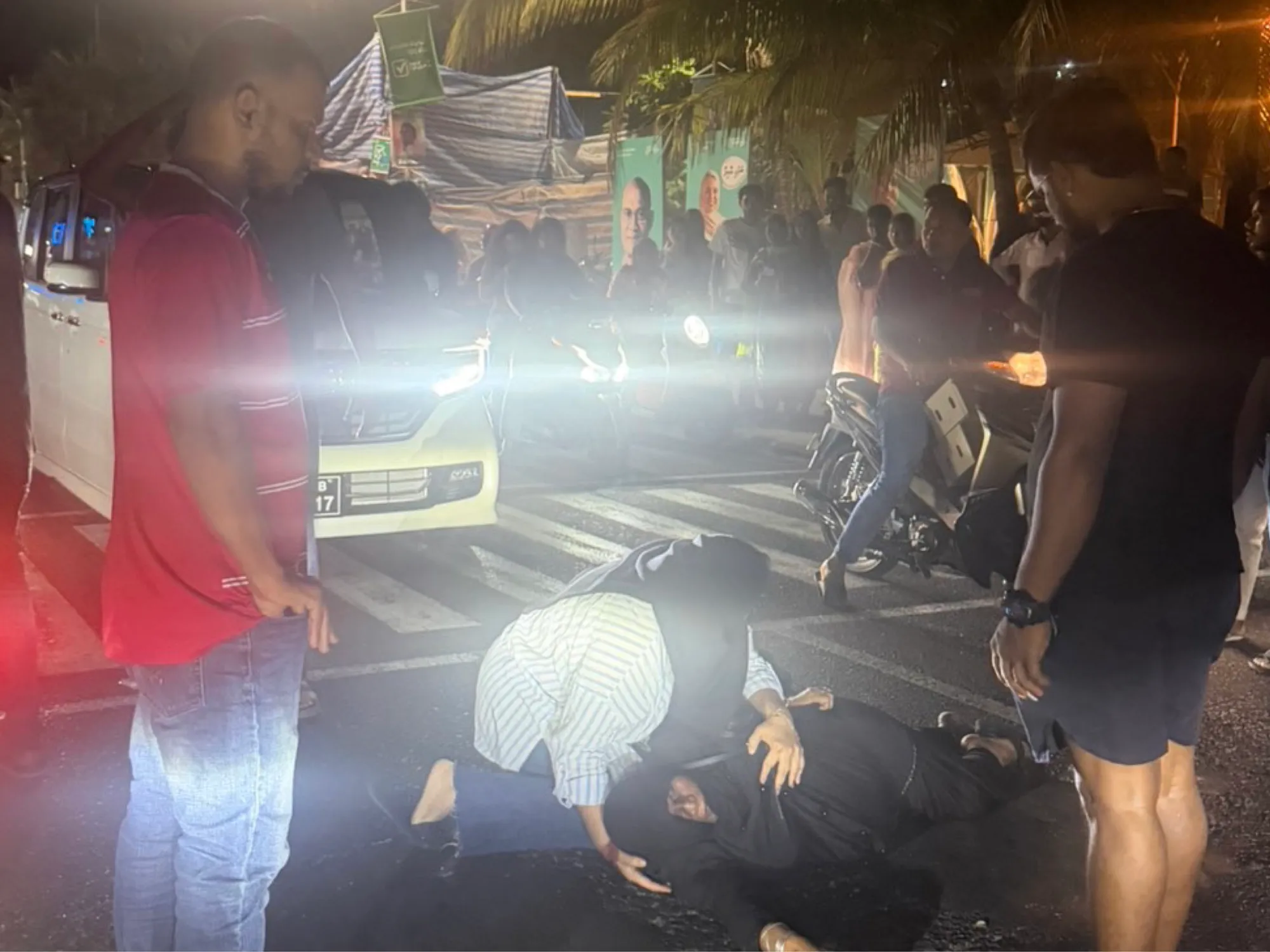 މަގު ހުރަސްކުރަނިކޮށް ކާރަކުން ޖެހި ނުރައްކާތެރި އެކްސިޑެންޓެއް