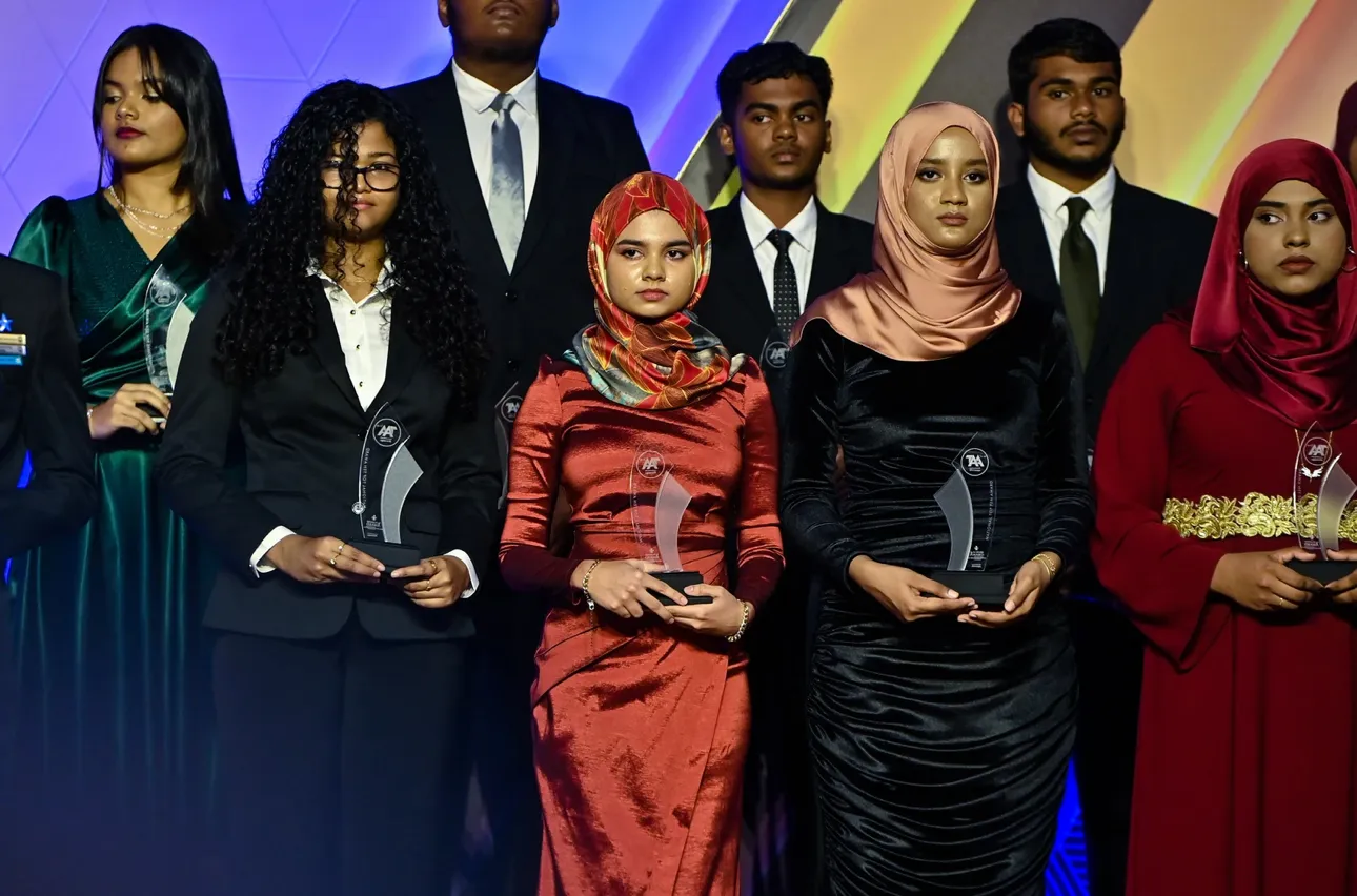 މަތީ އަރުތަވެރިންގެ އިނާމް ދިނުމުގެ ޖަލްސާއެއްގެ ތެރެއިން: ފޮޓޯ/ އެޑިޔުކޭޝަން މިނިސްޓްރީ