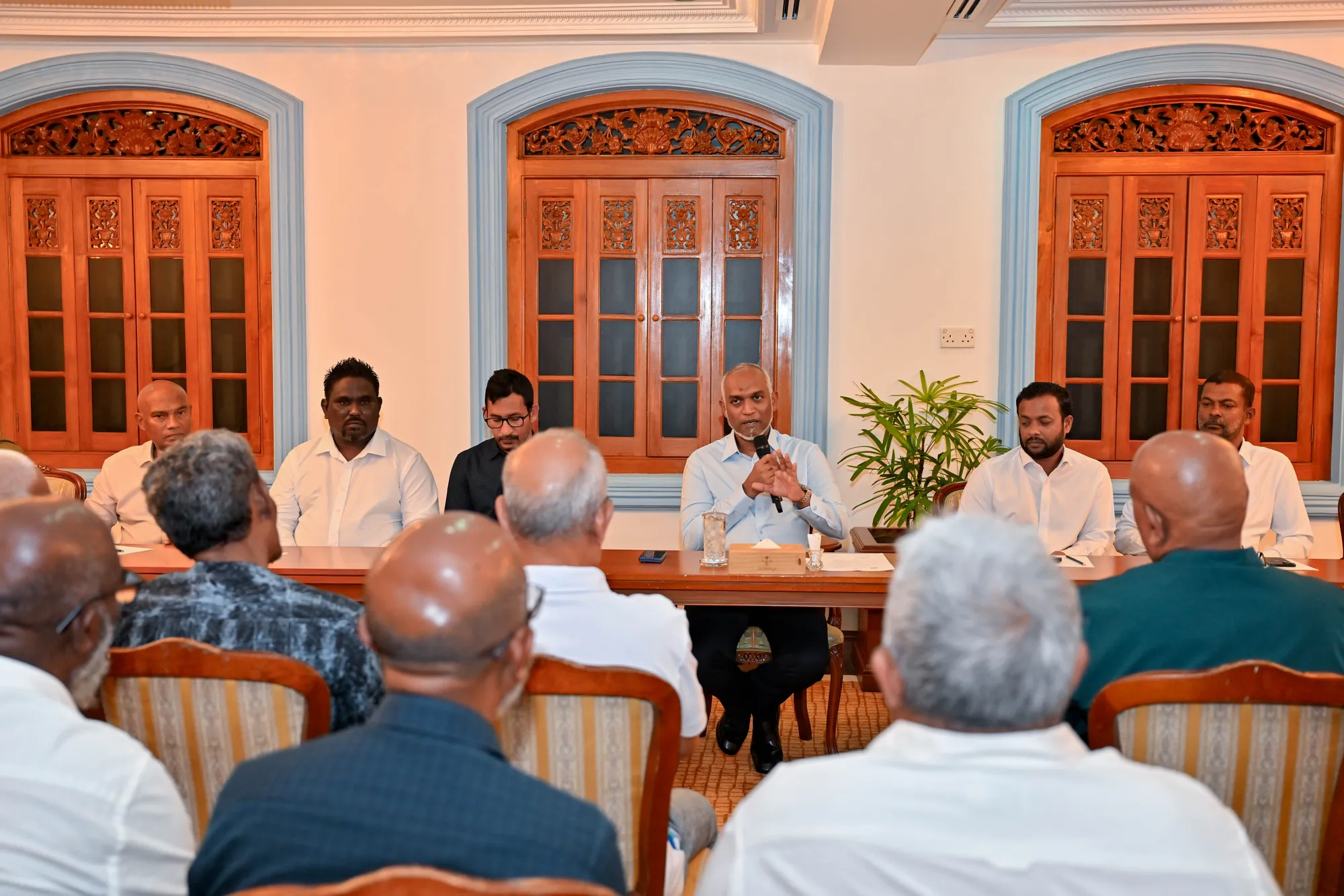 ރައީސް މުޢިއްޒު ސިނާމާލެއާ މާލެހިޔާގެ ފްލެޓްތަކުގެ ވެރީންނާއި ބައްދަލު ކުރެއްވުން