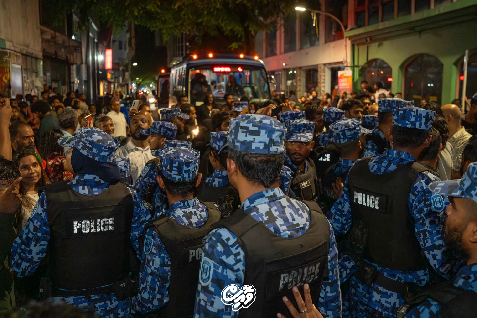 މުޒާހަރާއެއްގެ ސަބަބުން އާއްމު ރައްޔިތުން ދަތުރުކުރަމުންދިޔަ ބަހަކަށް ނުދެވި ތާށިވެފައި..