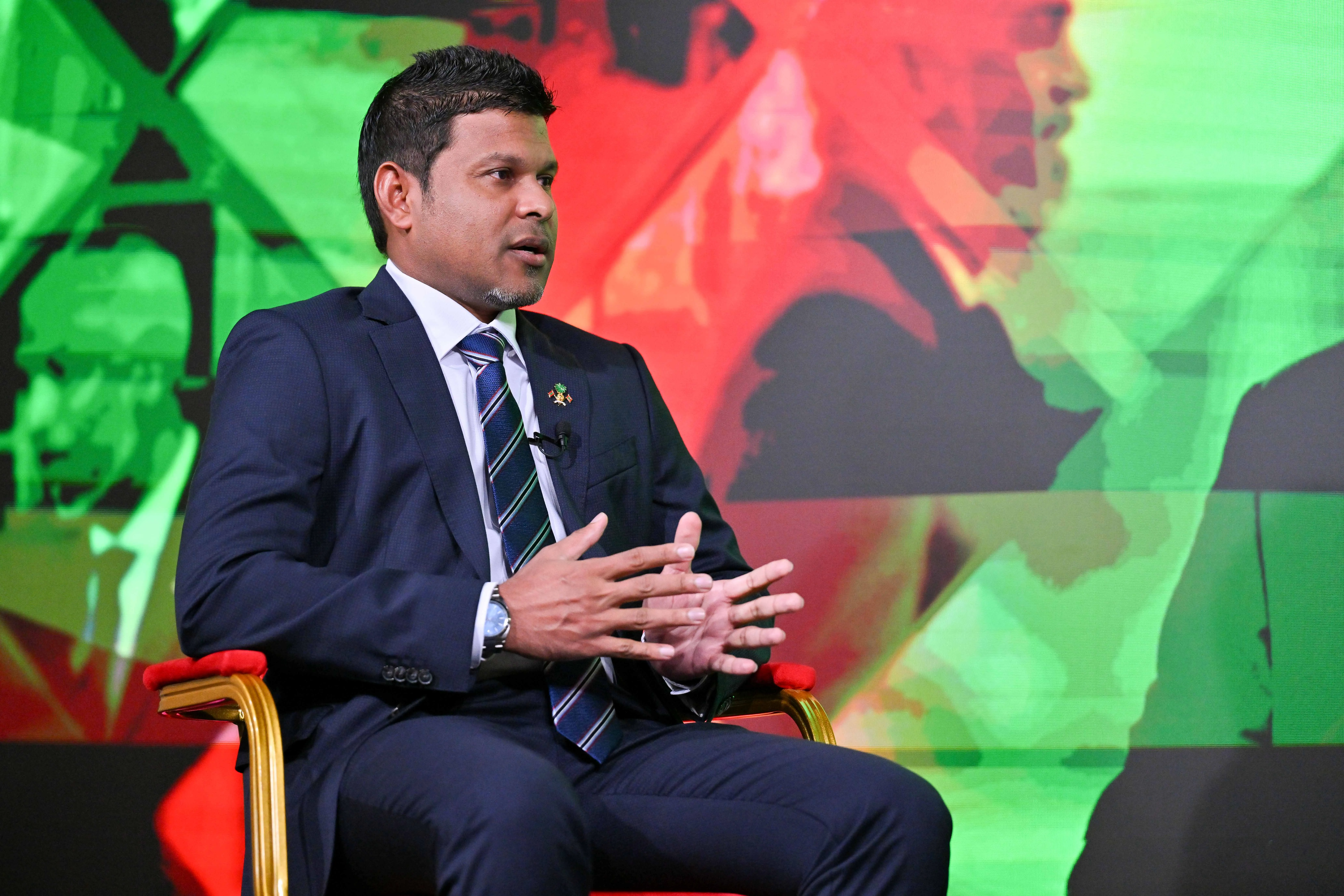 ގޮންޖެހުންތަކާ އެކުގައިވެސް ދިވެހި ރައްޔިތުންނަށް ޚިދުމަތްކުރުމުގައި މި ސަރުކާރު ދެމިއޮންނާނެ ކަމަށް ރައީސުލްޖުމްހޫރިއްޔާގެ ނައިބު ވިދާޅުވެއްޖެ