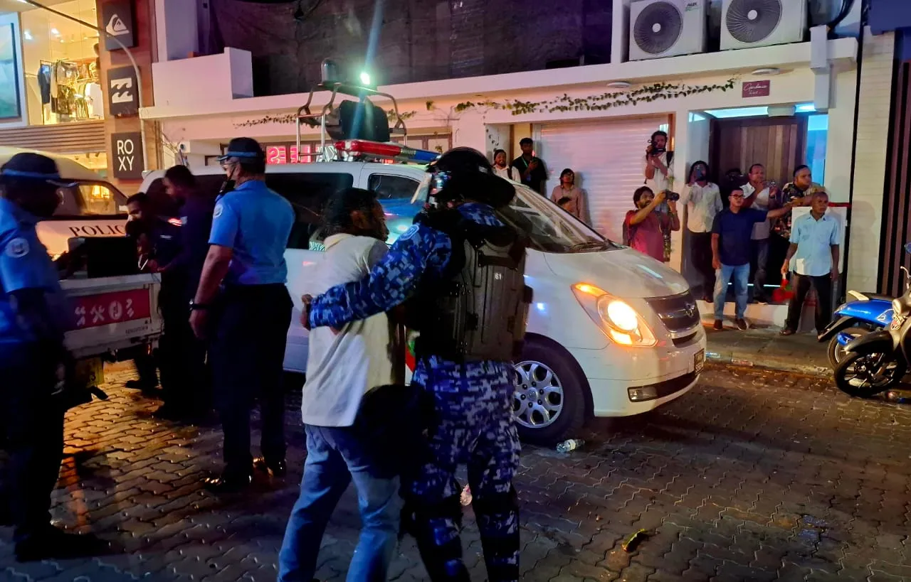 މިރޭގެ މުޒާހަރާއިން މީހަކު ހައްޔަރު ކުރަނީ -- ފޮޓޯ: ވޮއިސް