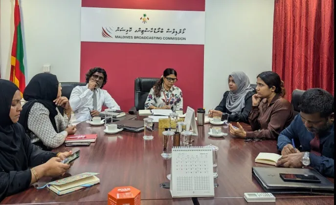 ބްރޯޑްކޮމްގެ މެމްބަރުން ބައްދަލުވުމެއްގައި