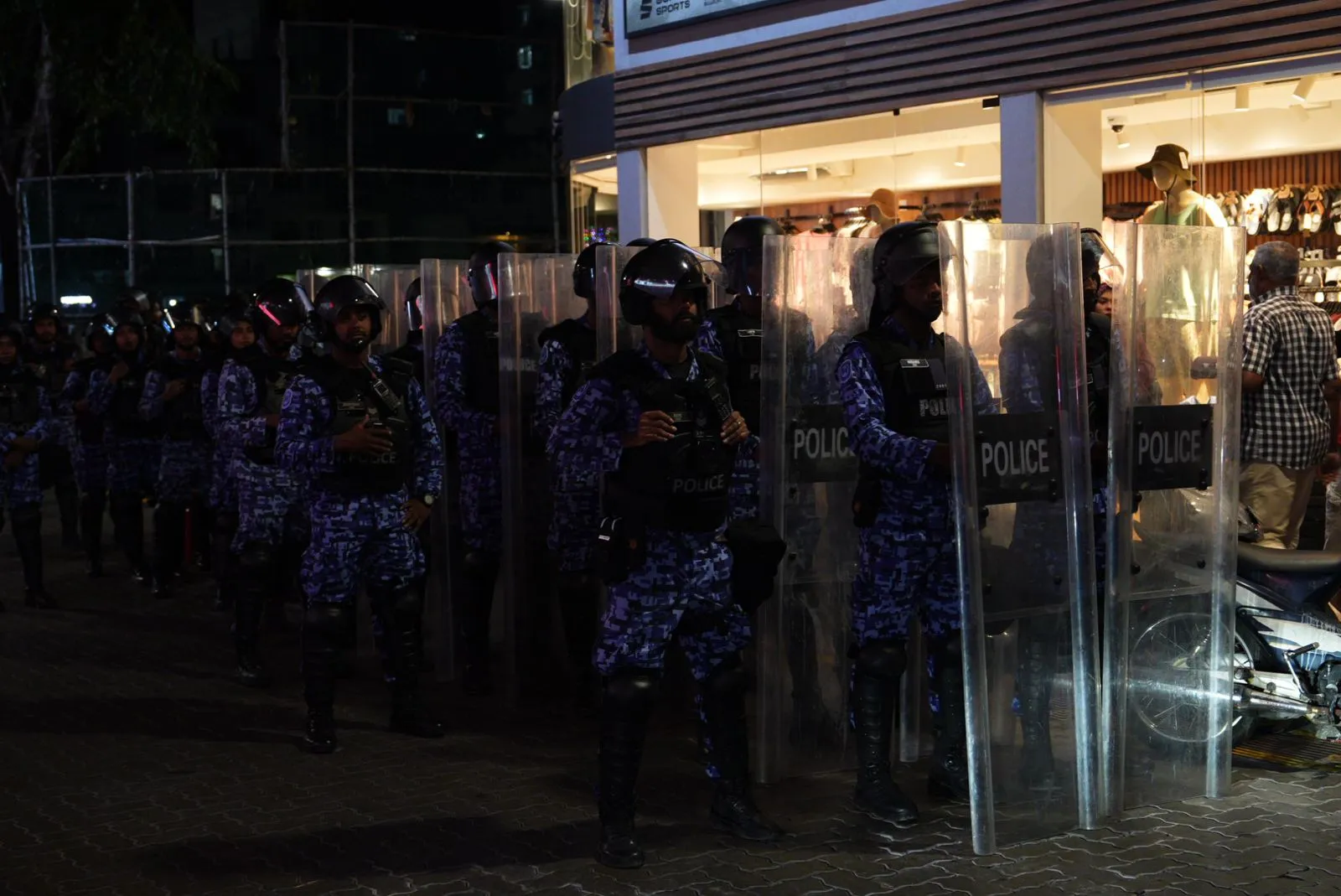މިރޭގެ މުޒާހަރާއާ ގުޅިގެން ފުލުހުން ހަރަކާތްތެރިވަނީ