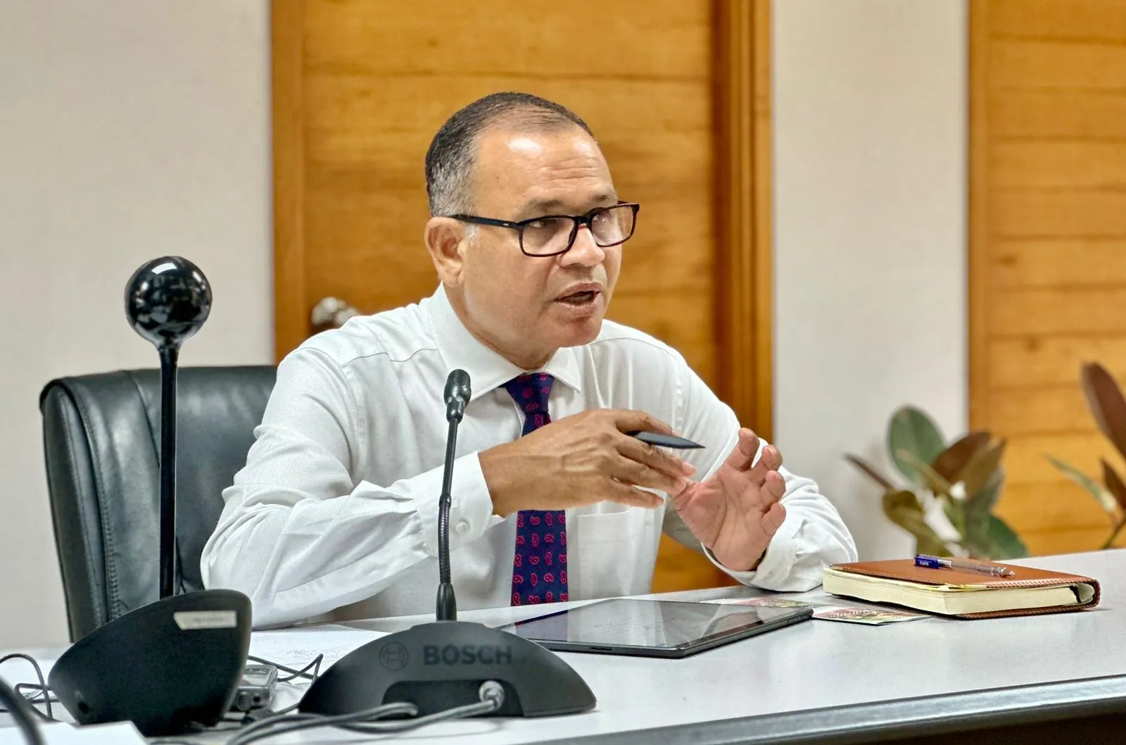 މިނިސްޓަރ އާދަމް ޝަރީފް