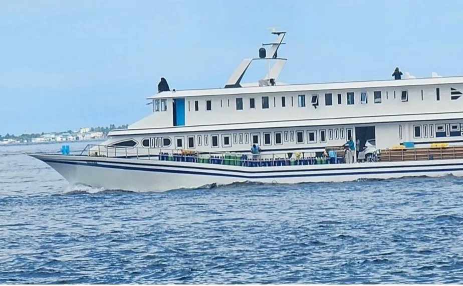 މާލެއިން މުދާ ބަރުކޮށްގެން ދަނިކޮށް، ދިއްދޫ މެގަ ހޯރަ ބޯޓު ފަރަށް އަރައިފި