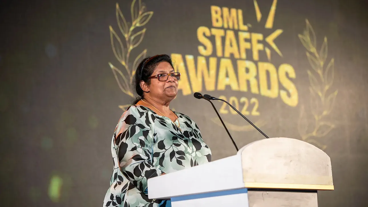 އެވޯޑު ހަފްލާއެއް ގައިި އާއިޝަތު ނޫރައްދީން ވާހަކަ ދައްކަވަނީ (ފޮޓޯ/ބީއެމްއެލް)