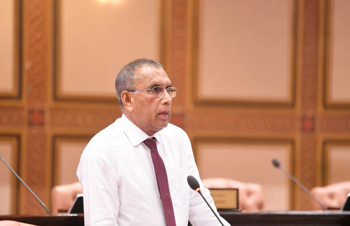 ބިދޭސީ މަސައްކަތްތެރިން ގެނައުމުގައި ގަވާއިދާ ޚިލާފްވާ ވަޒީރުންނަށް ފިޔަވަޅު އަޅަންޖެހޭ: އަފީފު