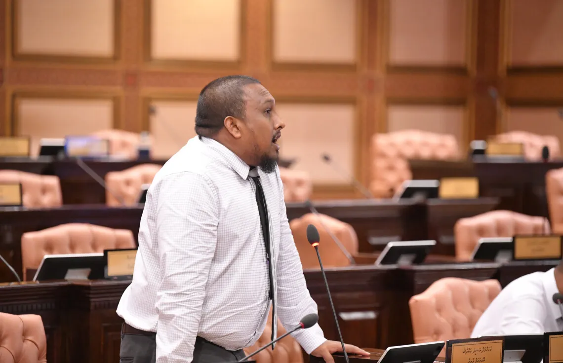 ފެނަކައިން ގިނަ ވަޒީފާ ދީފަހުރީ ނޮވެމްބަރު 17 އަށް ކޮންޓުރެކްޓް ހަމަވާގޮތަށް: ނަޝީދު