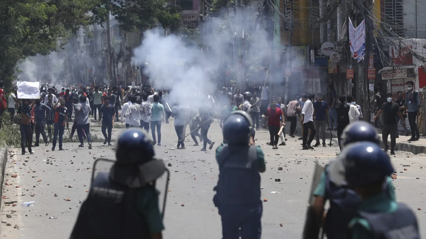 Police and student clashes during the ongoing protests in Bangladesh (Photo/AP news)