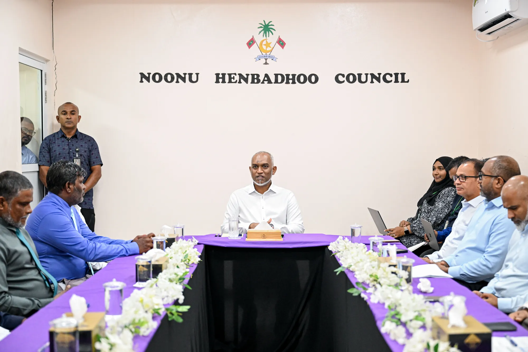 ރައީސުލްޖުމްހޫރިއްޔާ، ހެނބަދޫ ކައުންސިލްގެ މެމްބަރުންނާ ބައްދަލުކުރެއްވުން: ފޮޓޯ/ ރައީސް އޮފީސް