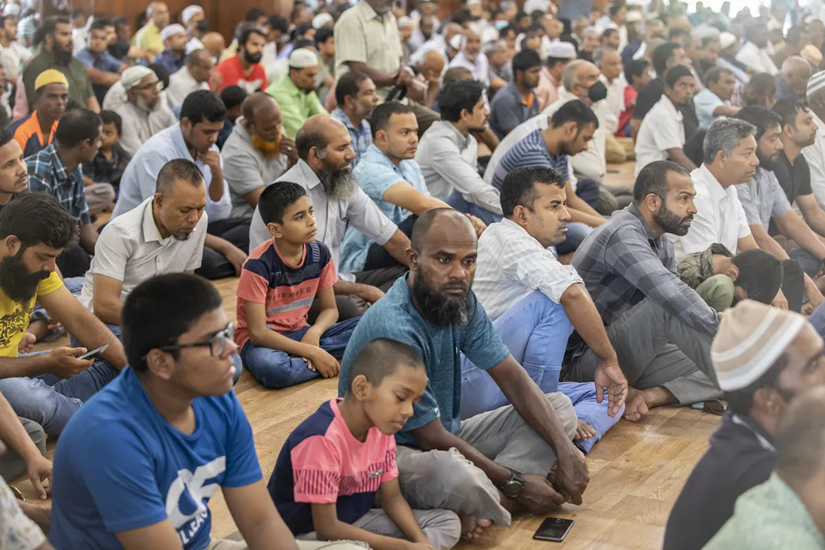 ހުކުރު ޚުތުބާ އަޑުއަހަނީ-- ފޮޓޯ/ އިސްލާމިކް މިނިސްޓްރީ