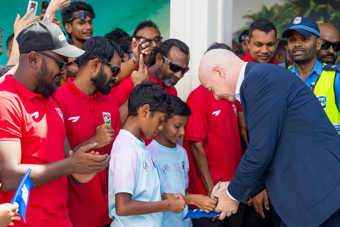 ފީފާގެ ރައީސަށް ރާއްޖެއިން ހޫނު މަރްޙަބާއެއް