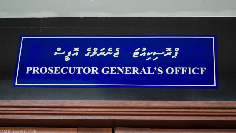 ޕްރޮސެކިއުޓަރު ޖެނެރަލްގެ އޮފީހުގެ ނަން ބޯޑް -- ފޮޓޯ: ވޮއިސް