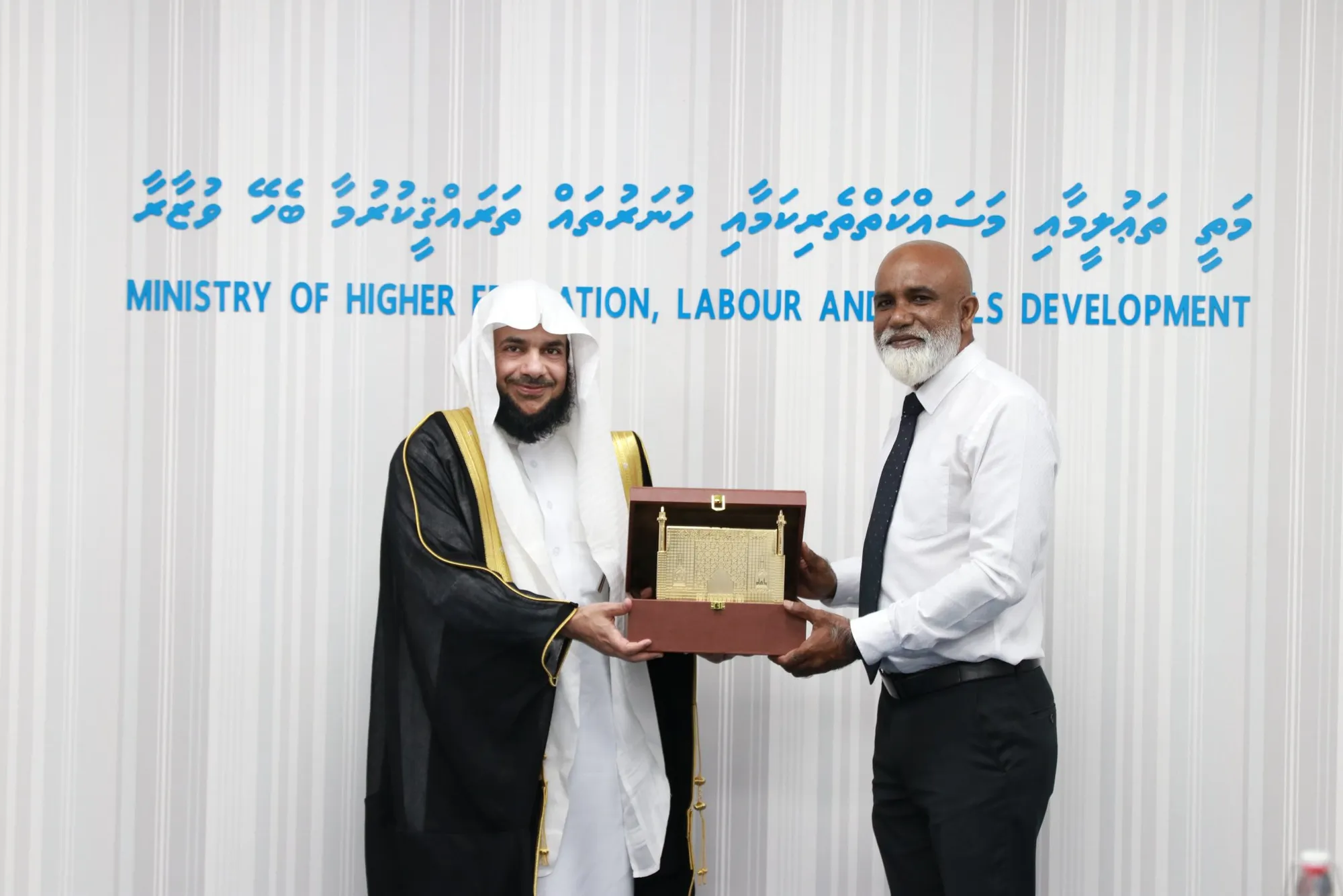 އަލް އިމާމް މުޙައްމަދު އިބްނު ސަޢުދު އިސްލާމިކް ޔުނިވާސިޓީގެ އިސް ވެރިންނާއިއެކު ބޭއްވި ބައްދަލުވުމުގެ ތެރެއިން: ފޮޓޯ/ މަތީ ތަޢުލީމާ ބެހޭ ވުޒާރާ