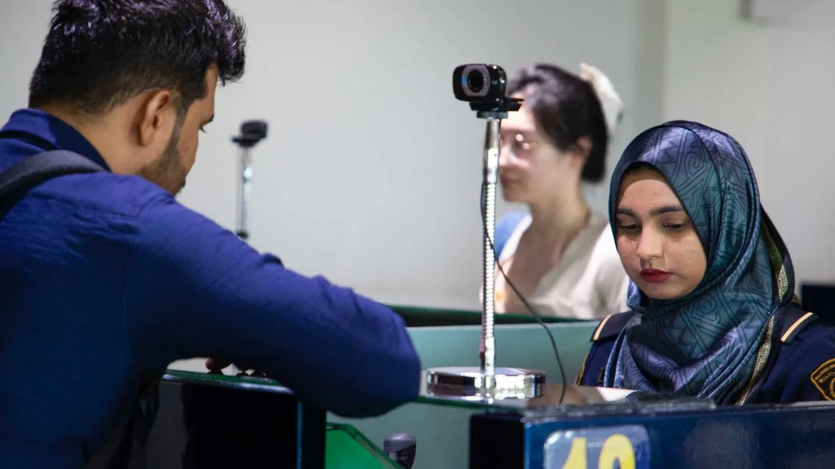 Travelers at immigration counter (Photo/Immigration)