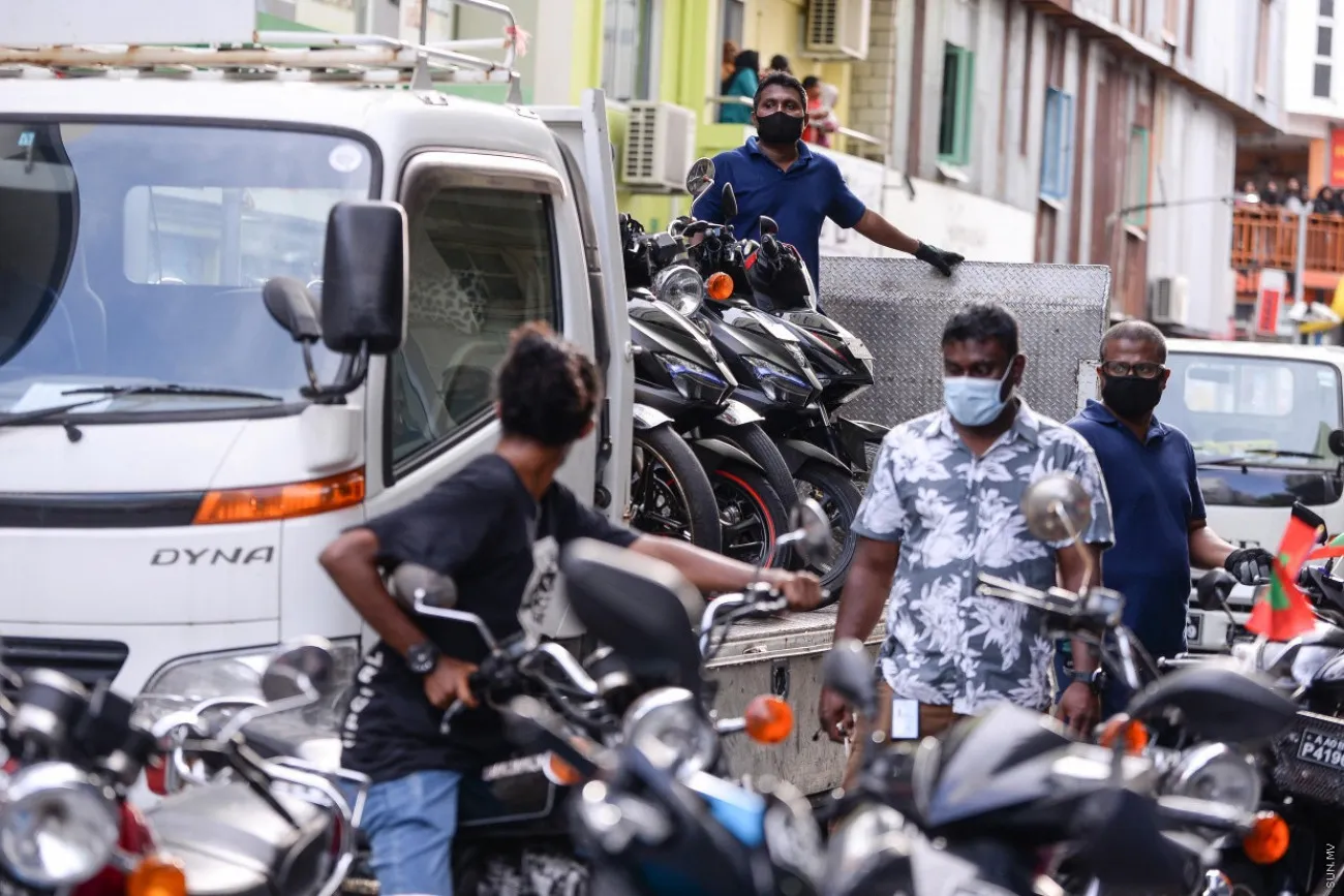 ފުލުހުން ވެހިކަލް ޓޯ ކުރަނީ