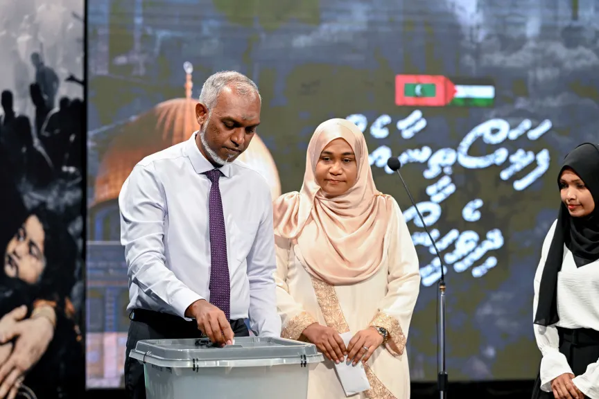 "ފަލަސްތީނާއިއެކު ދިވެހީން" ޓެލެތޯނުގައި ރައީސް ޑރ.މުޢިއްޒުގެ ދެކަނބަލުން ބައިވެރިވެވަޑައިގަންނަވަނީ-- ފޮޓޯ: ރައީސް އޮފީސް