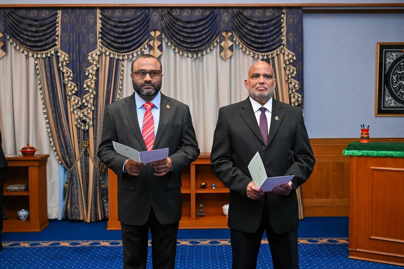 ޑރ. ހައިދަރު އާއި ޑރ. ޝަހީމް އަލުން ހުވާ ކުރެއްވުން--ފޮޓޯ/ މިނިސްޓްރީ