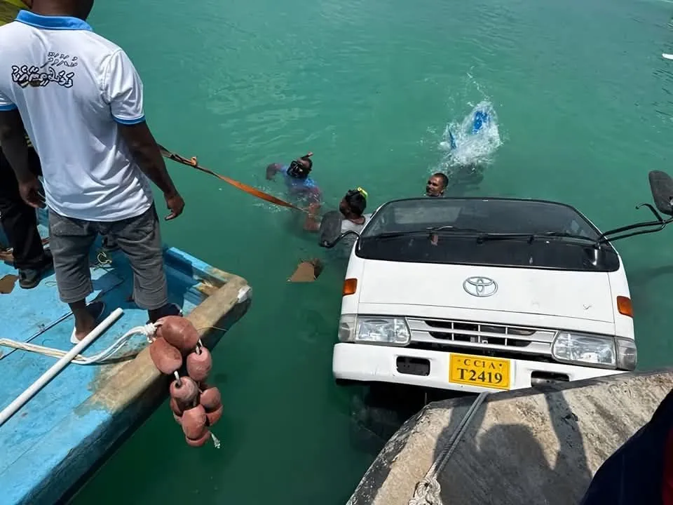 ކުޑަހުވަދޫގައި ޕިކަޕެއް ފަޅުތެރެއަށް ވެއްޓިފައި.. ފޮޓޯ: ފޭސްބުކް
