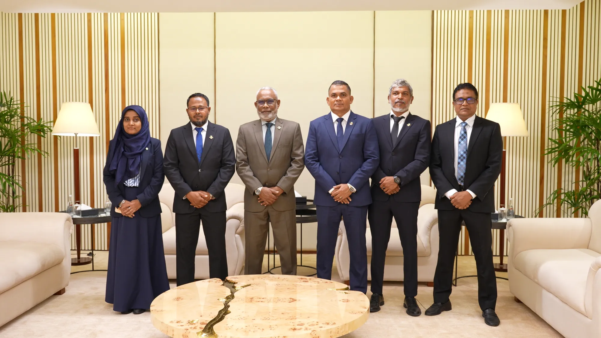 ކެމްބޯޑިއާއަށް ވަޑައިގެންނަވާ މަޖިލީހުގެ ވަފުދު އެއާޕޯޓުގައި -- ފޮޓޯ: މަޖިލީސް