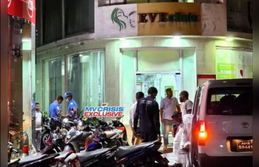 މާލޭ ގެއެއްގައި މަރުވެފައި އޮތް މީހަކު ފެނިގެން ސިއްހީ އޮފިޝަލުން ހަރަކާތްތެރިވަނީ/ ފޮޓޯ: އެމްވީ ކްރައިސިސް